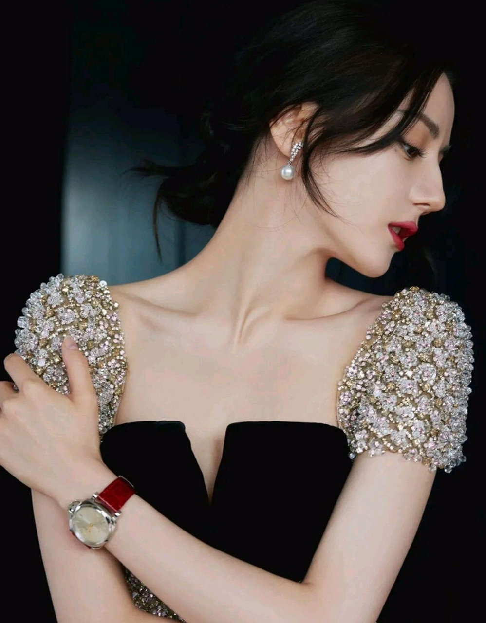 婀娜多姿,窈窕淑女的#迪丽热巴# 明眸皓齿,烈焰红唇,精致锁骨,丰腴