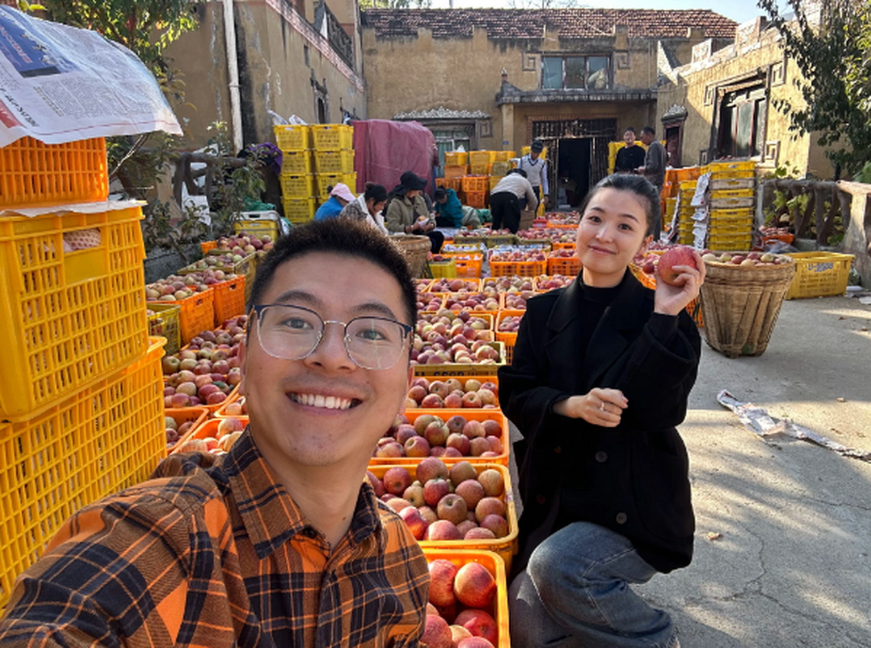 汶川小伙回乡卖光村里的滞销果# 汶川95后小伙王光强,毕业后回到大山