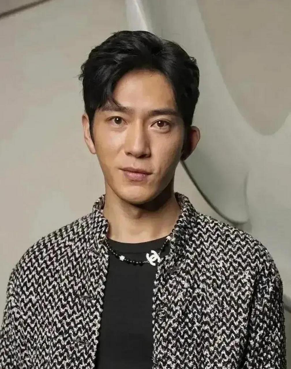 井柏然这个糟糕的双眼皮啊!又显老,又没精神,哪有他的单眼皮好看呀!