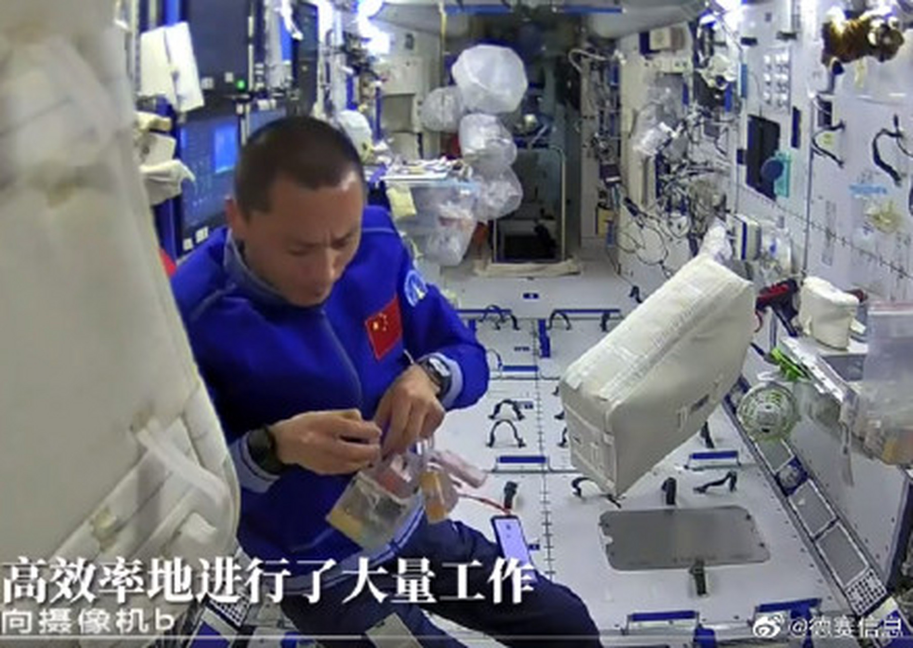 神十六乘组的三名航天员在空间站内开展了载荷出舱,设备测试,实验