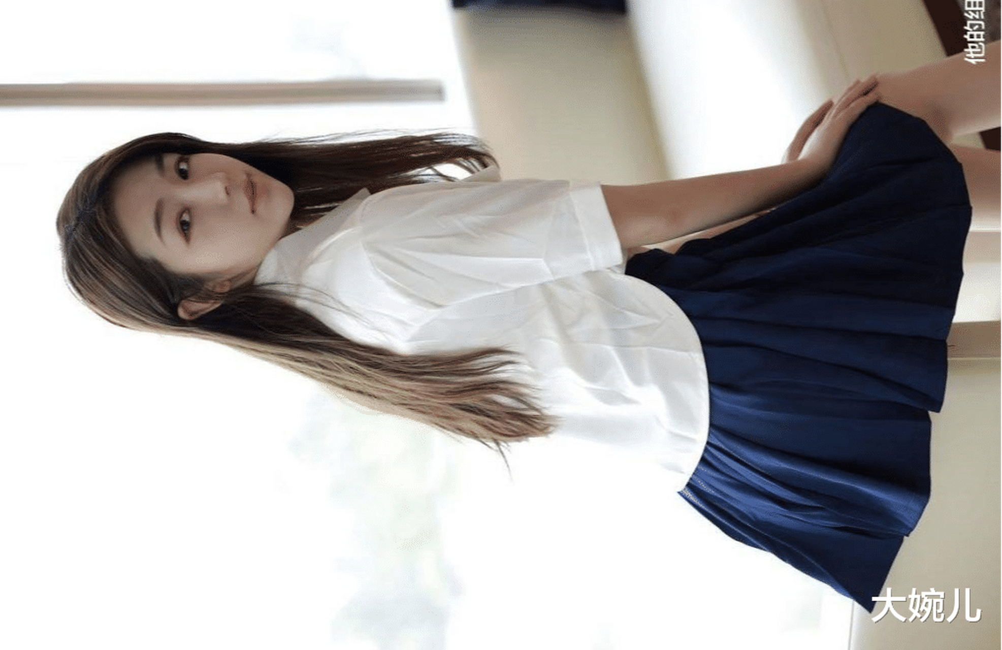 美女图集:肉丝美腿百褶裙,清纯可人学生妹