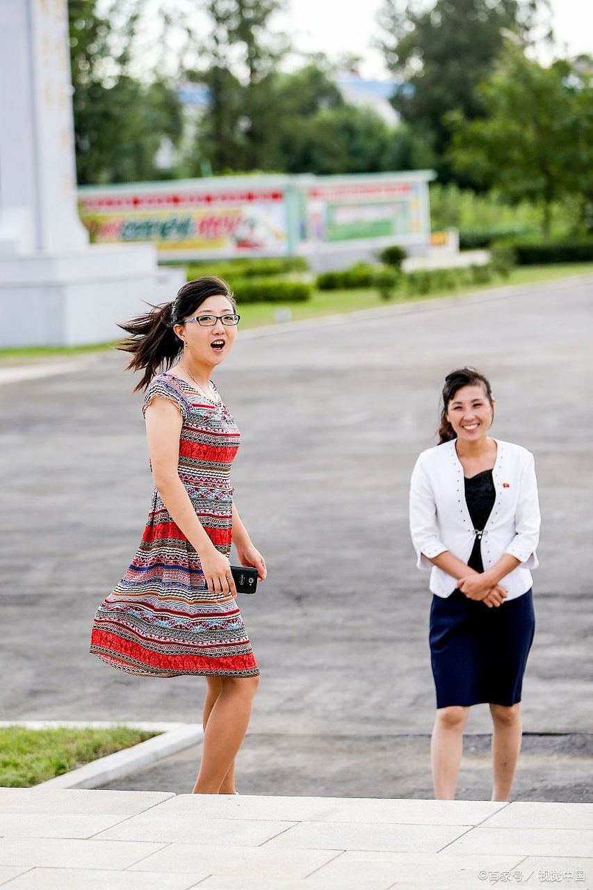 相比于西方女性常见的凌厉妆容,朝鲜女孩子的妆容更加自然,不带有任何