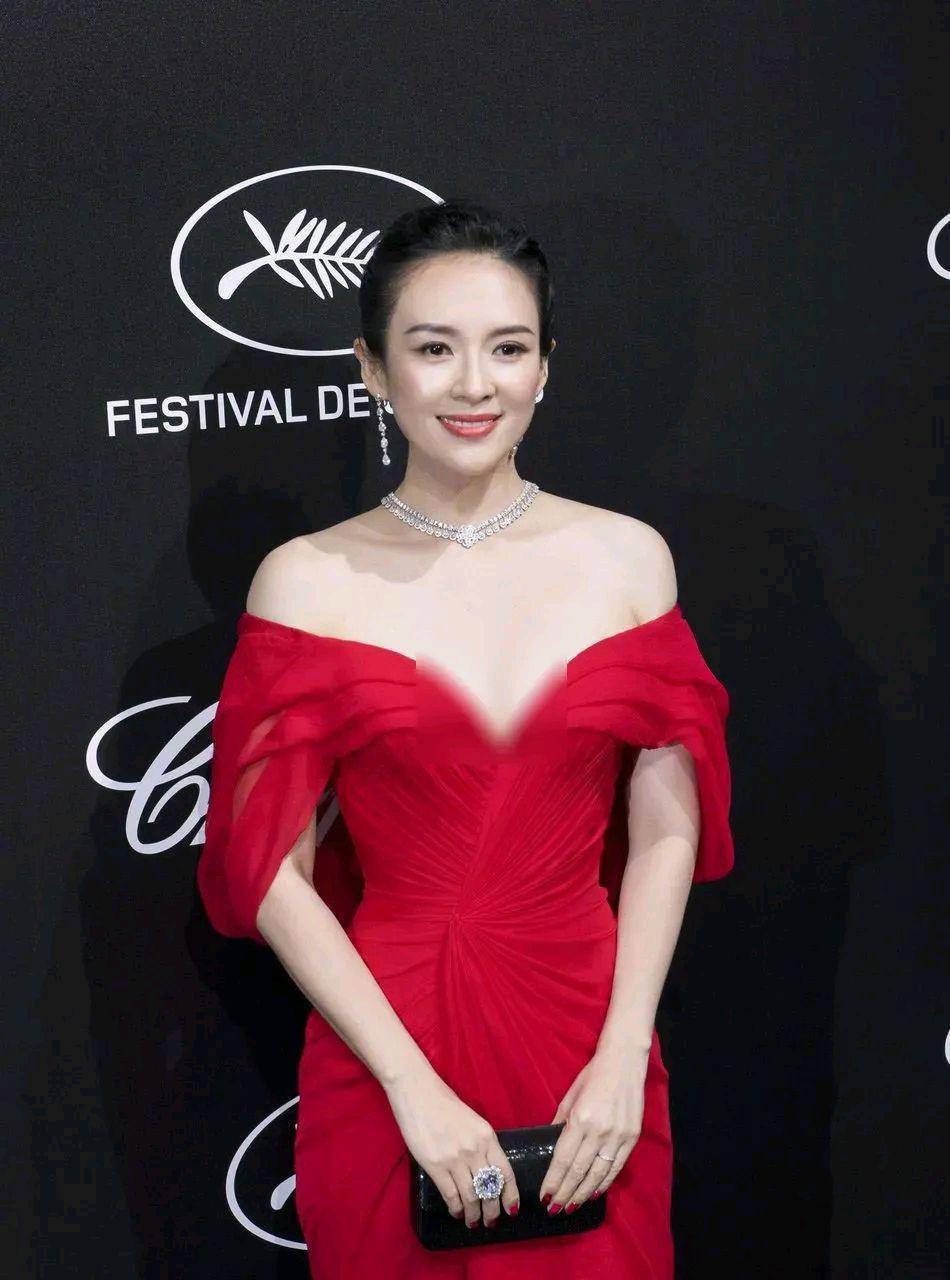 章子怡"国际章风华绝代,参加戛纳红毯节,身穿红色深v礼服
