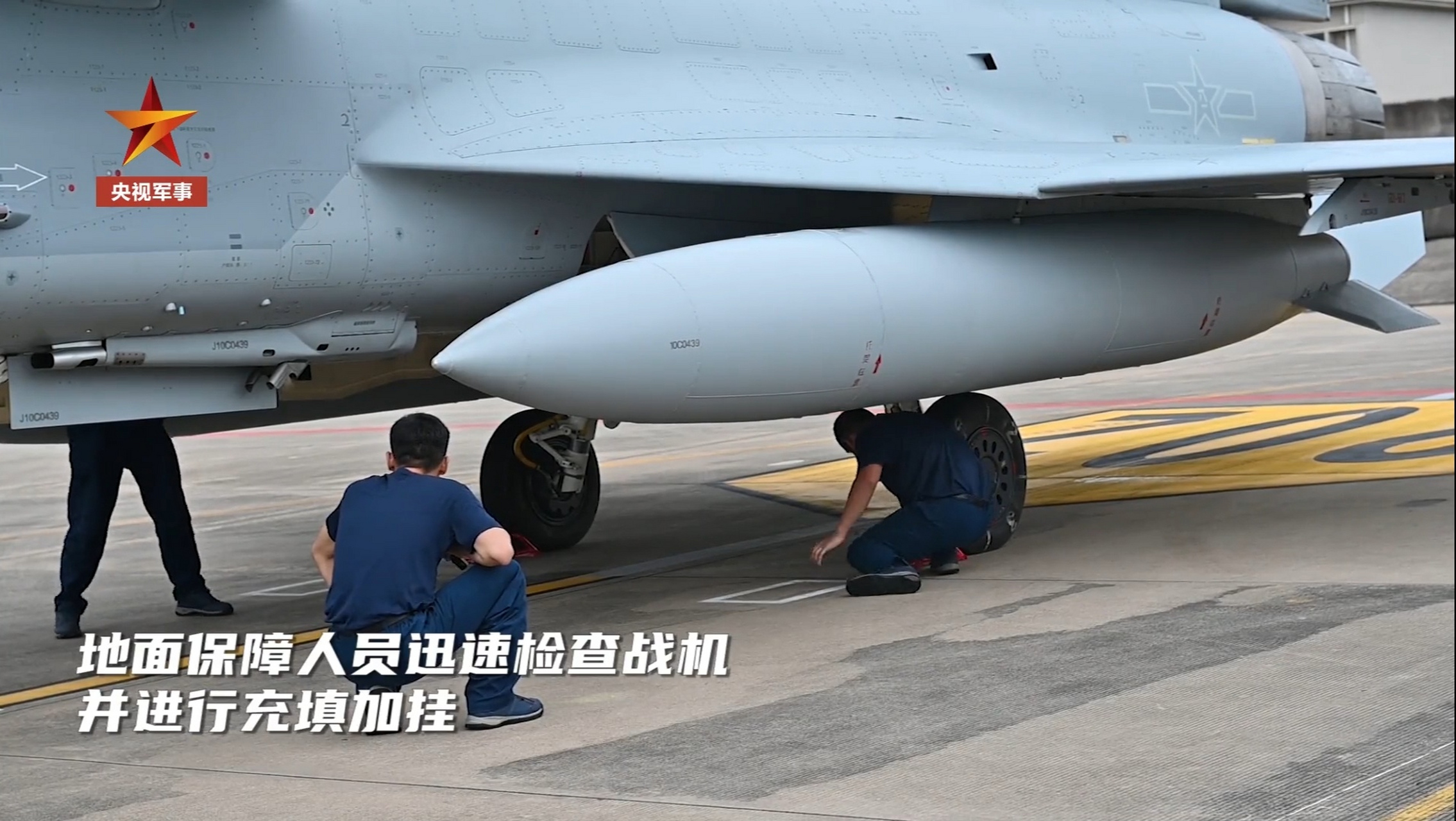 我国空军歼-10c战斗机副油箱,日本航空自卫队f-2战斗机副油箱,看空中