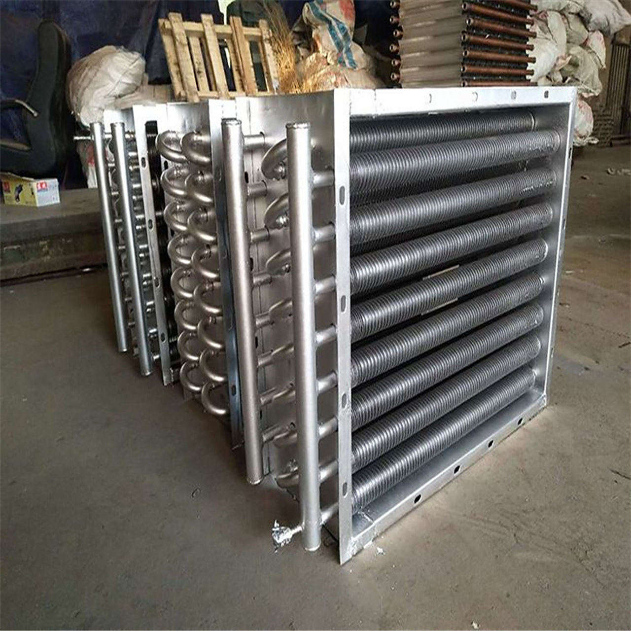 翘片管式蒸发器的特点 翅片管是一种耐磨,新的,效率高的换热材料,在