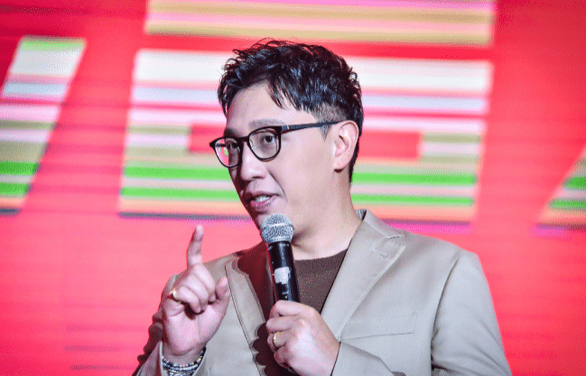 妻子秦利鸽决定推出一档节目,名字就叫《我爱记歌词》.