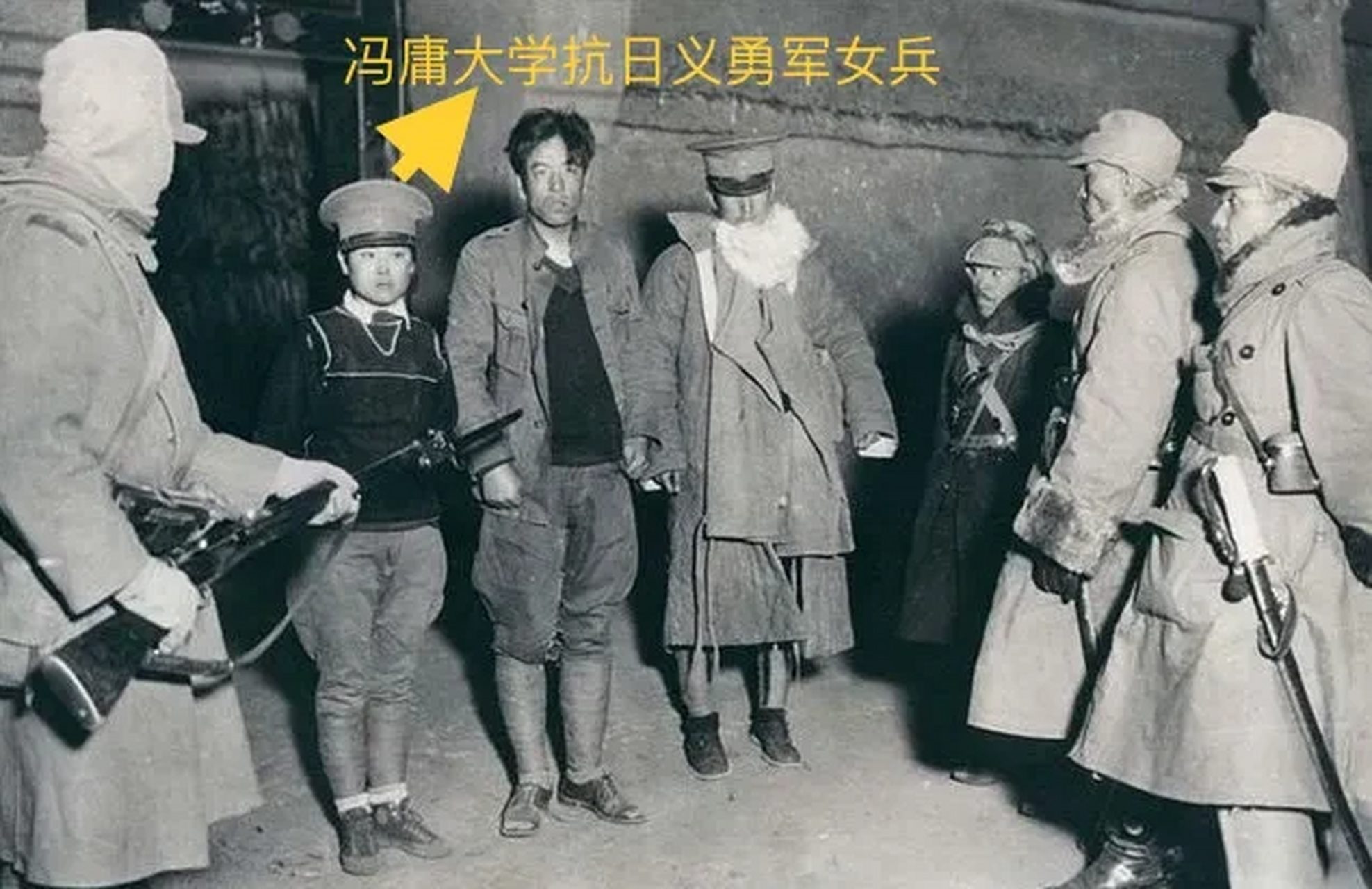 这是1933年4月,被日寇俘虏的三名冯庸大学义勇军学生兵的照片.