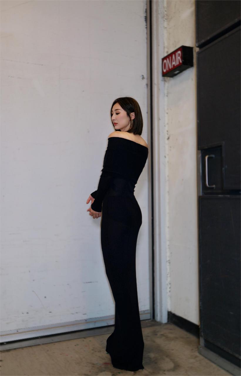 高海宁# #明星#  高海宁一袭黑色一字肩长礼裙,优雅十足,曼妙身踩让