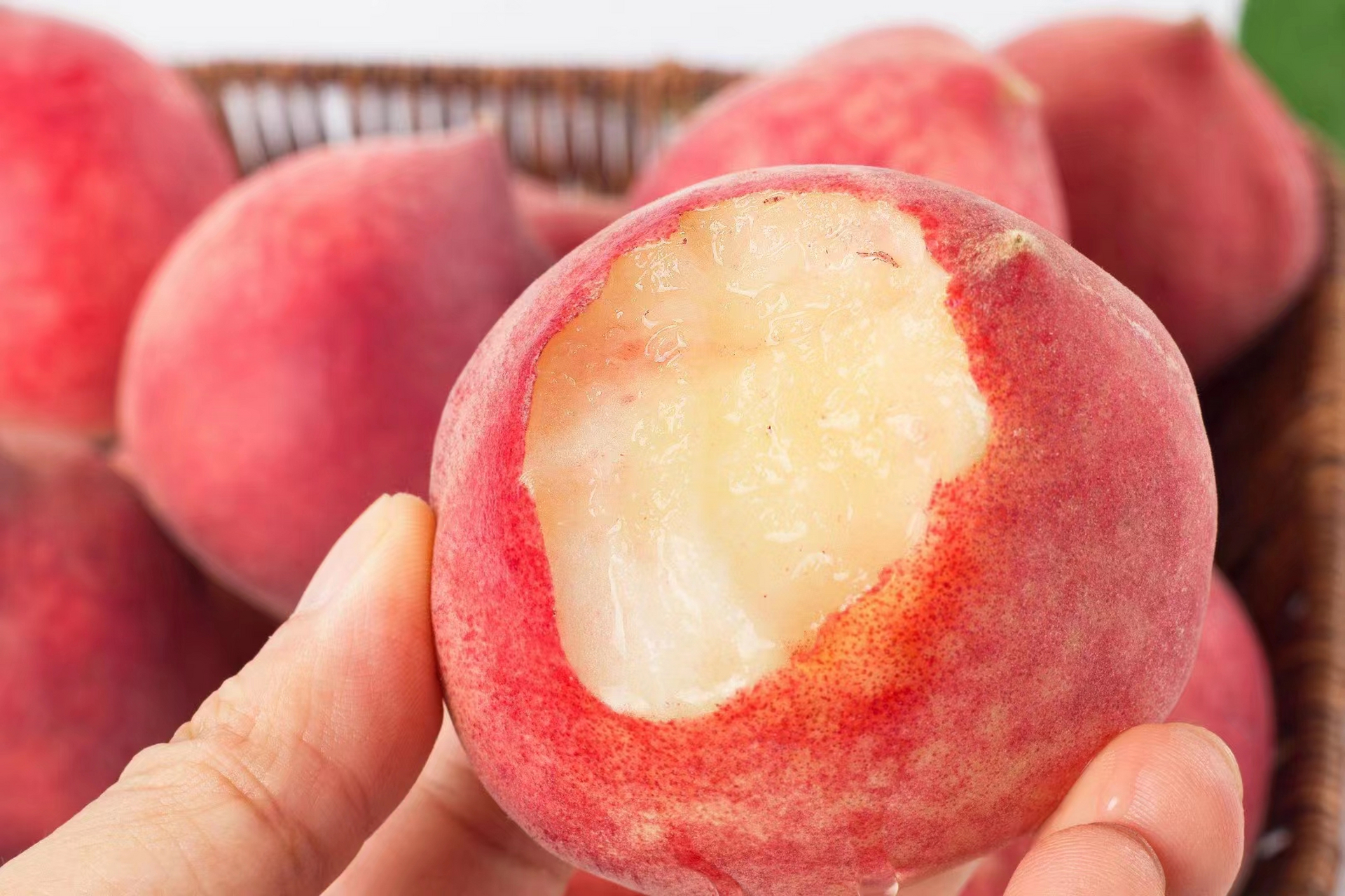 喜欢吃桃子的朋友,一定不要错过了云南的红宝石蜜桃!