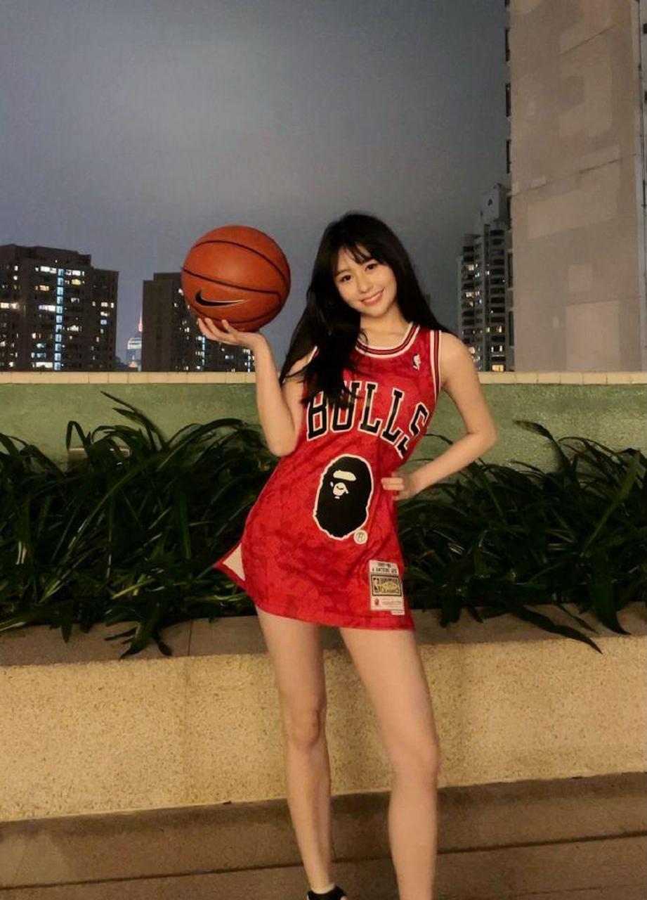 沈月cos赤木晴子,身着宽大篮球服,可爱元气十足美照