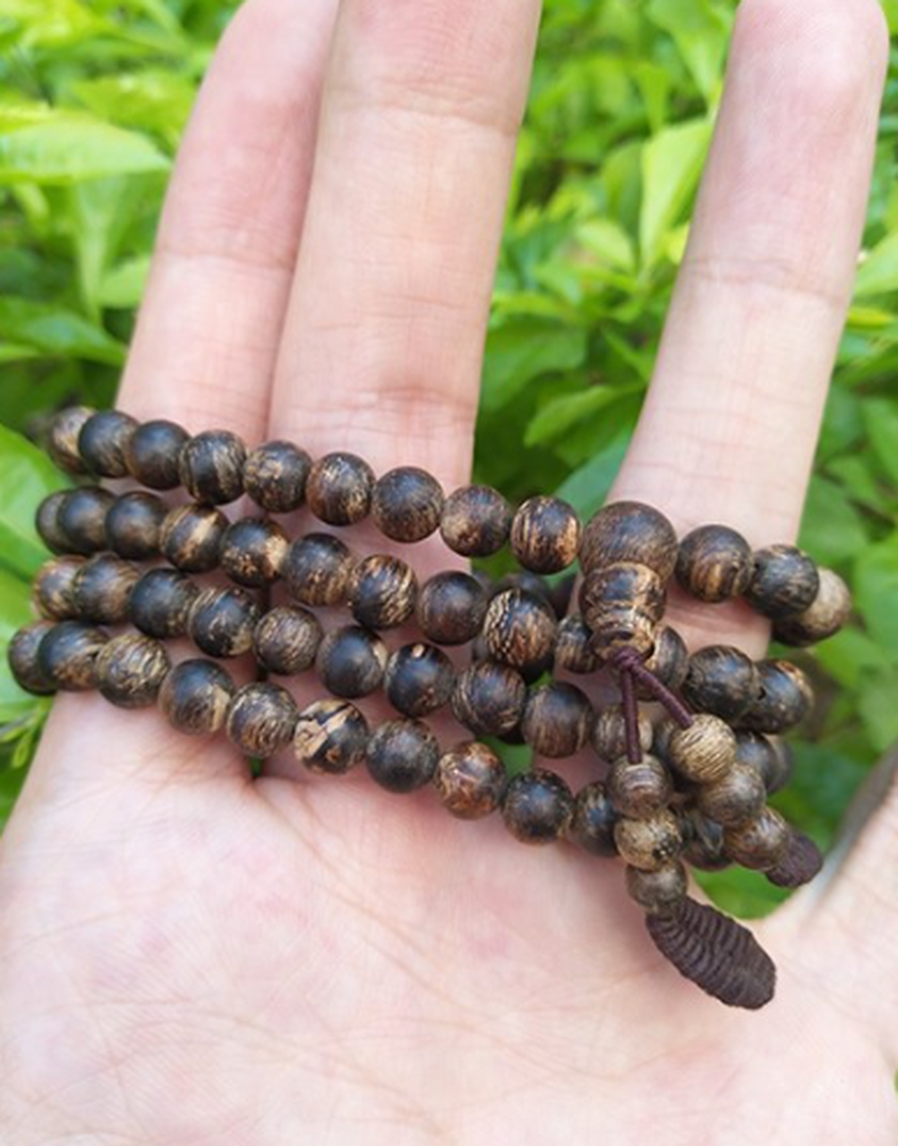 点击头像看直播##沉香#沉香手串的外观非常精美,通常由多个小沉香殚