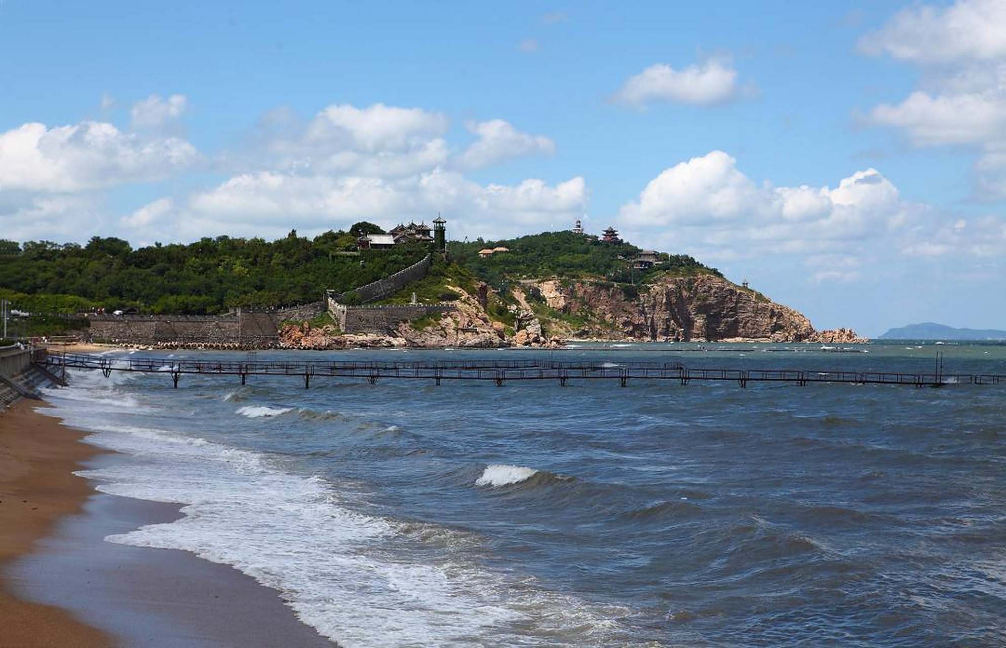 长岛县--中国夏威夷  长岛县(现蓬莱区)是山东省唯一四周环海的海岛县