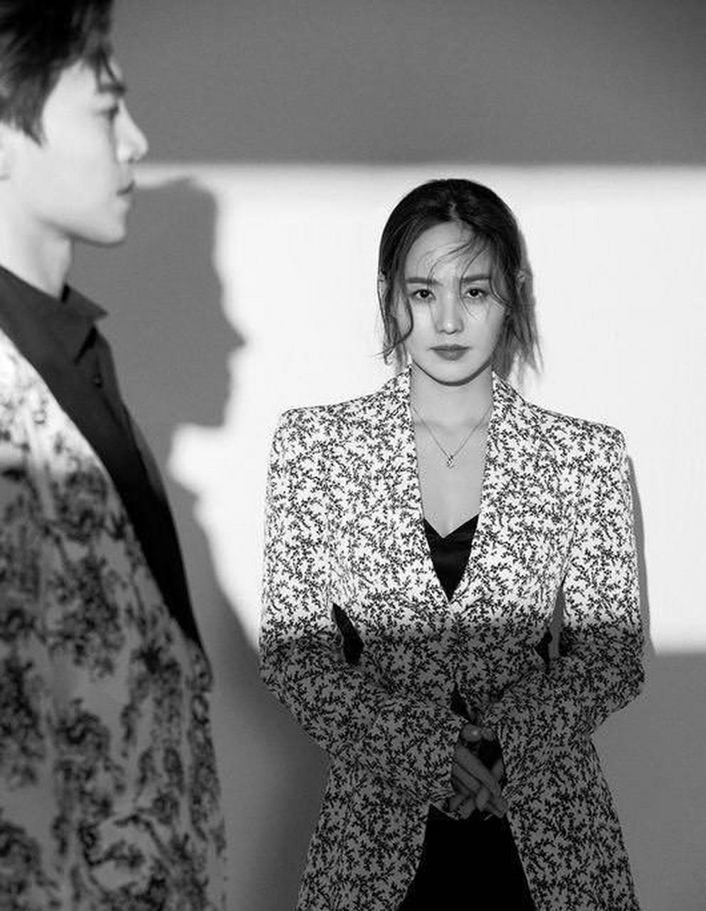 如此亲密拍大片,只有一个理由,那就是柳真和朴殷硕要在《顶楼2》里