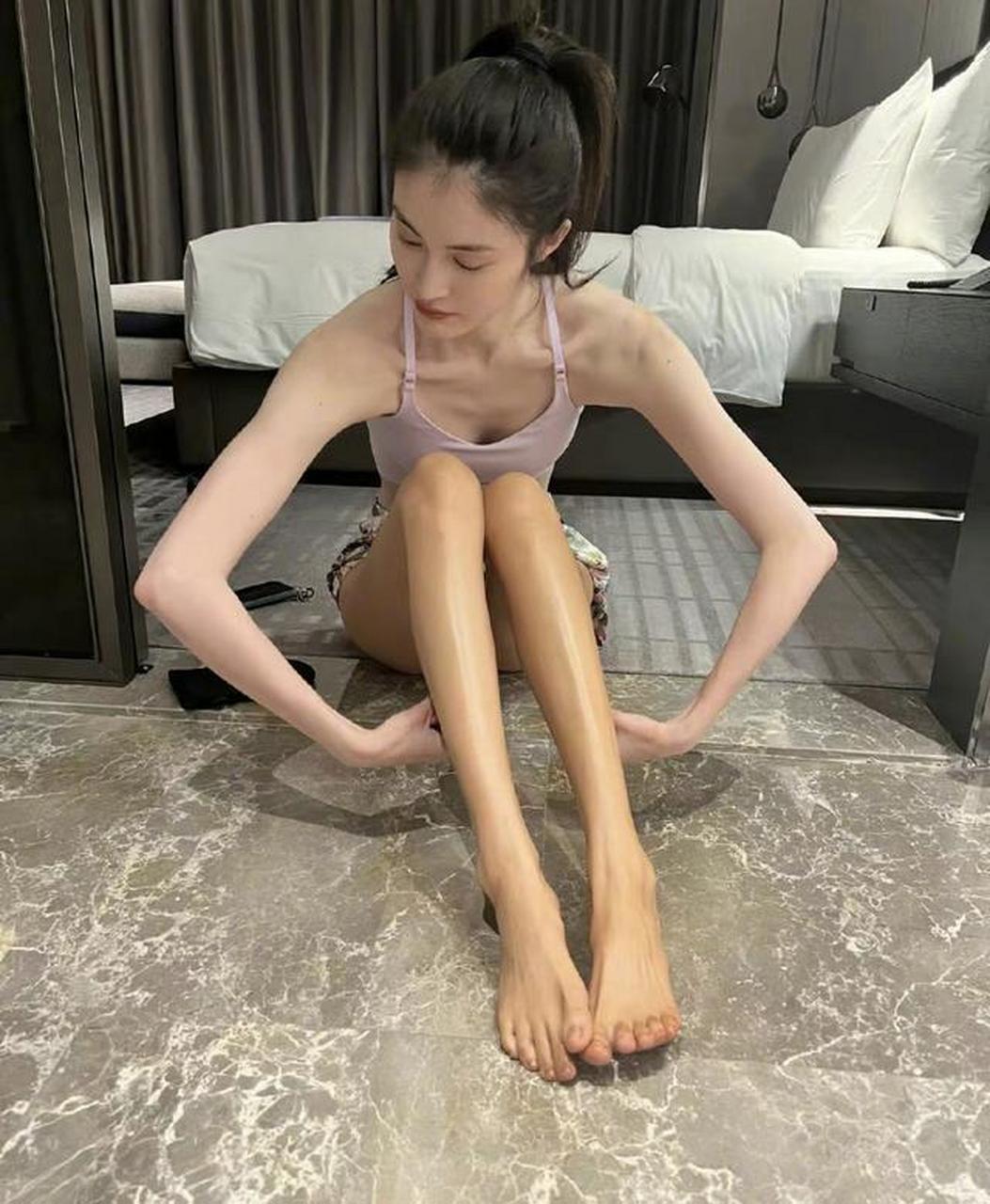 超模何穗自曝成功美黑!酒店内晒涂鸦泳装照长腿吸睛,曾白到发光