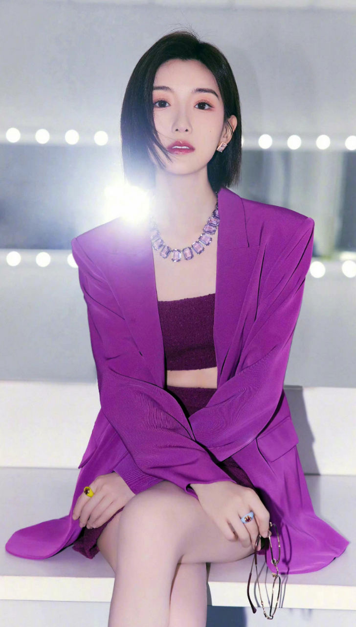 毛晓彤紫色穿搭也很绝