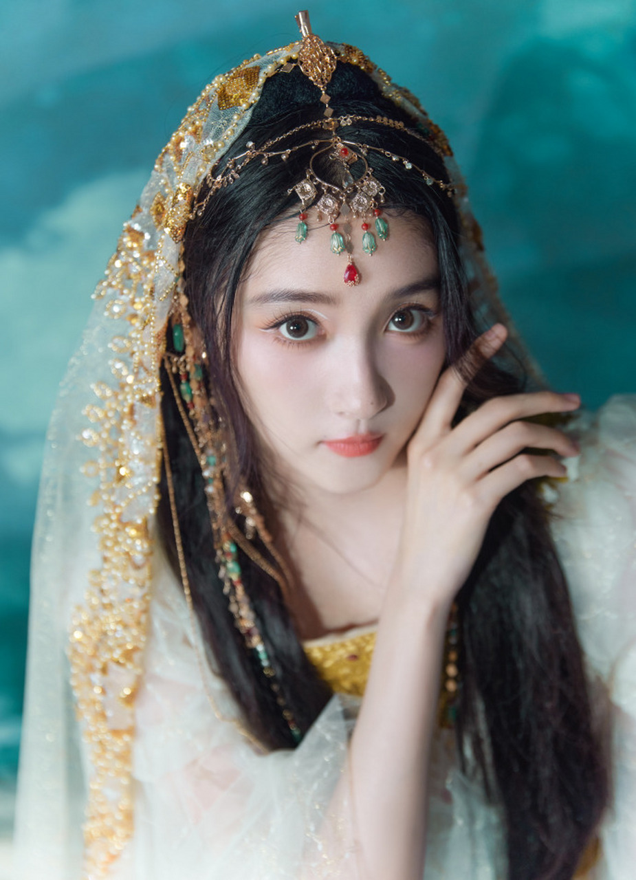 关晓彤西域公主妆# ,哇哇哇宝贝异域风情啊,真地是公主了,快演古装吧 