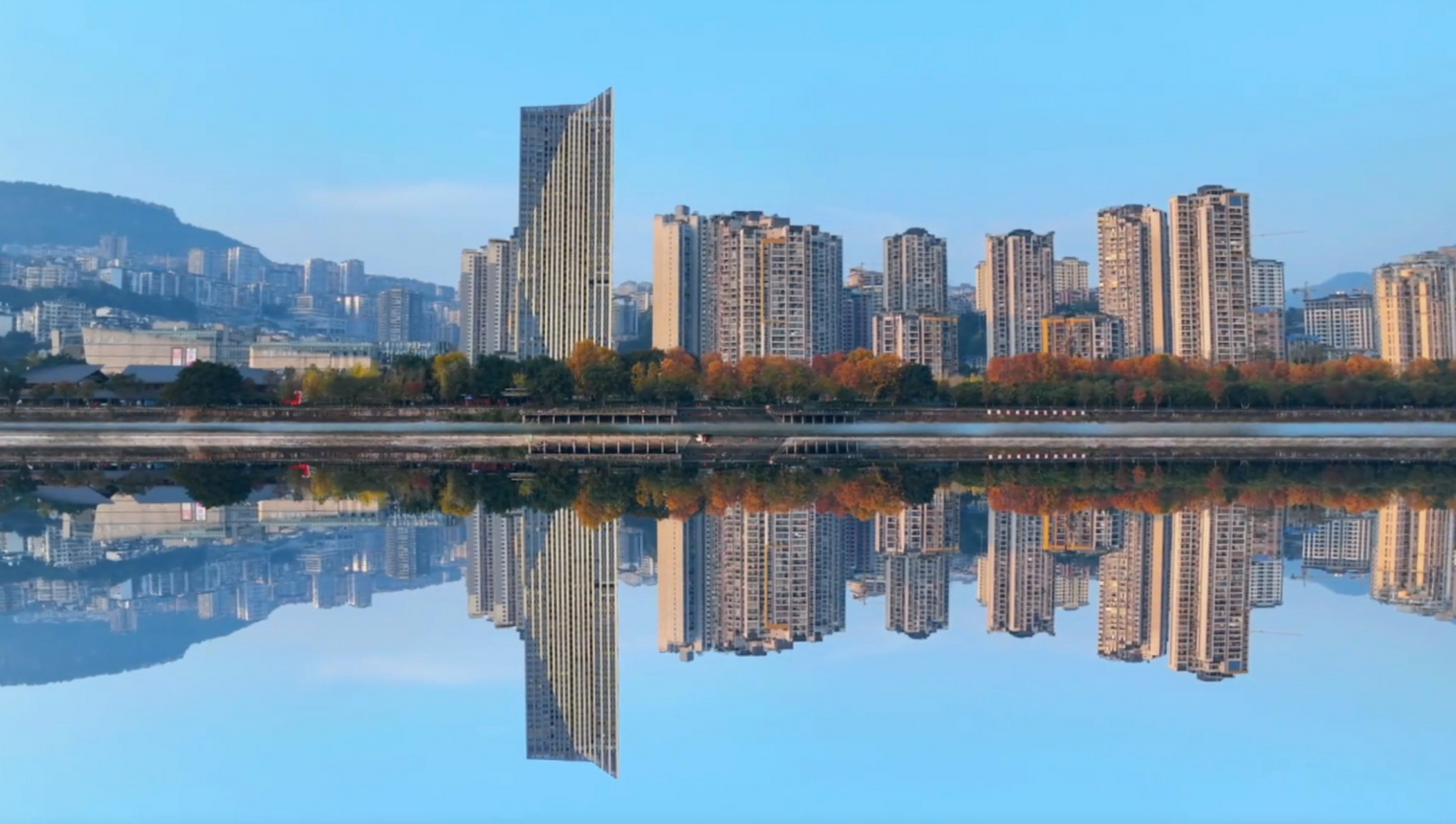 首先云阳县城很新,从老县城云阳镇搬到双江镇(今双江街道)也就大概