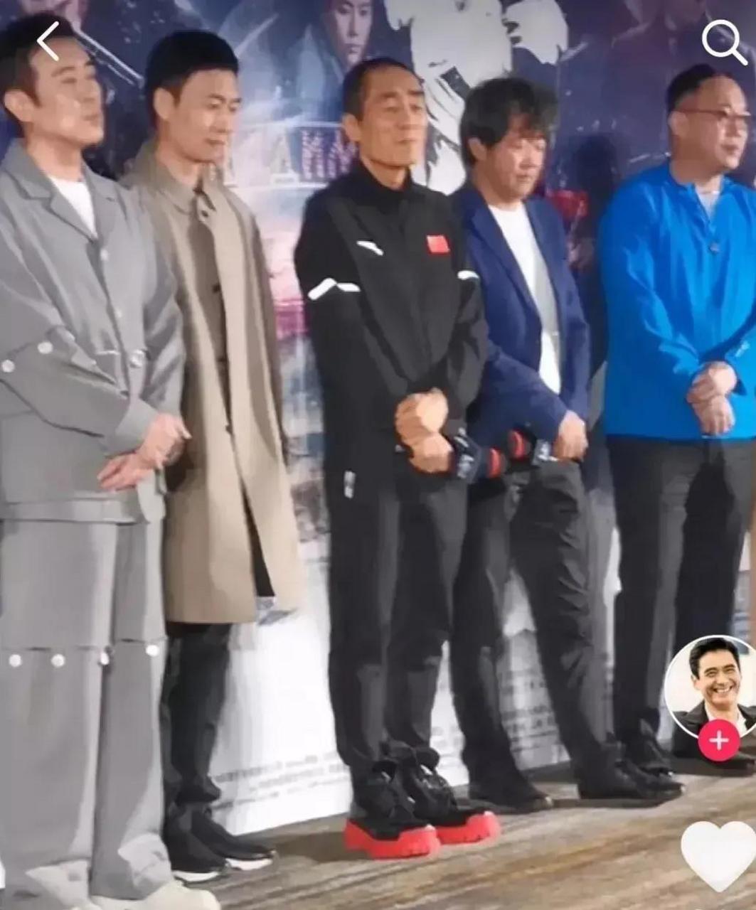 一身安踏装,一颗爱国心 张艺谋真不愧被称为"国导"啊 71岁了,却一头