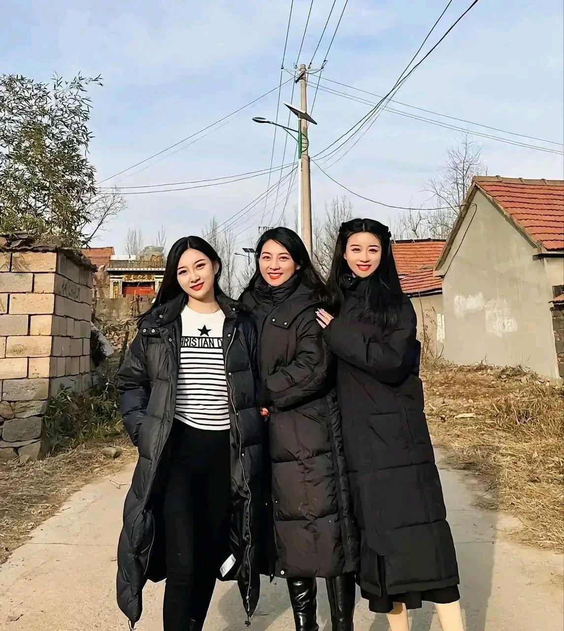 网友:村里的三姐妹回老家,三个黄花大闺女都没嫁,父母很着急要找女婿.