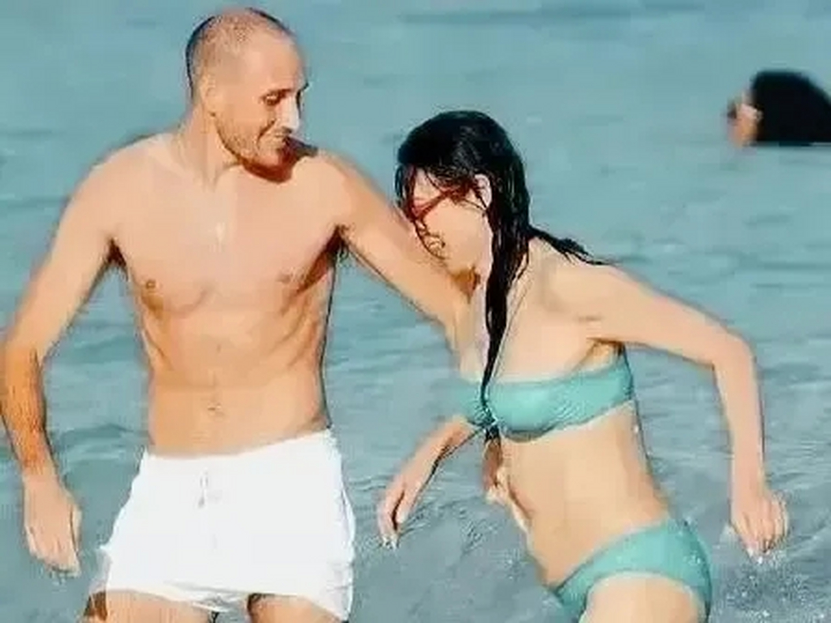 邓文迪真的很有魅力, 早前她和男朋友一起在海边戏水,照片中男朋友