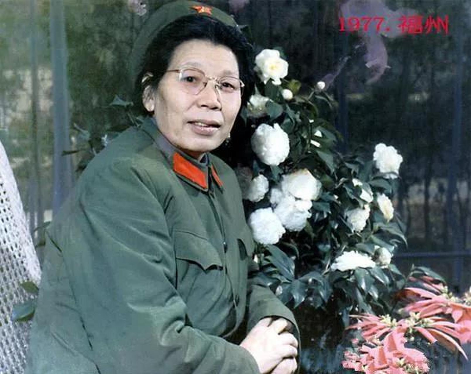 图片1,2:开国上将李志民夫人刘平.