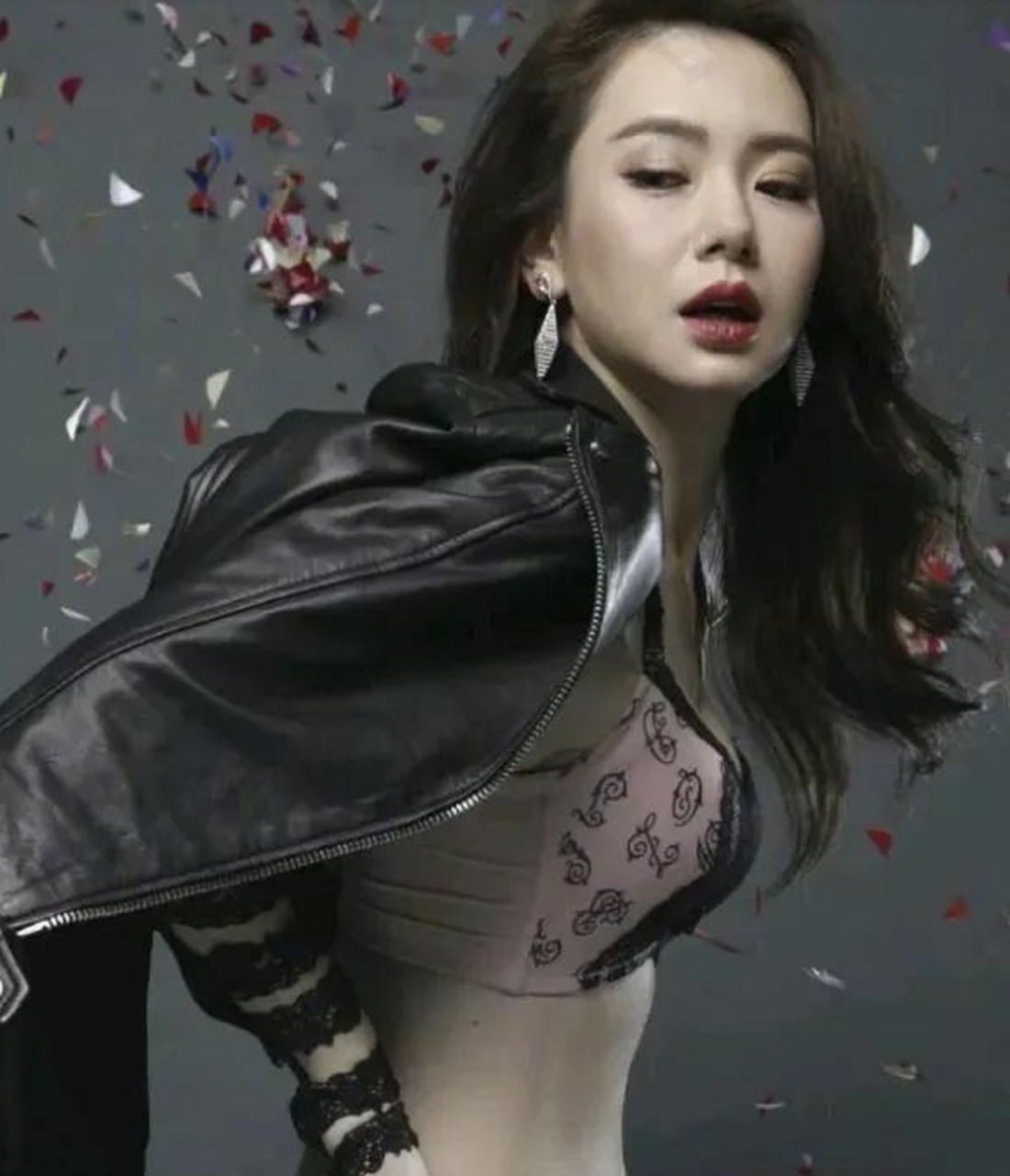 戚薇一组杂志照引起了大家的热议,有人说她的小肚子很真实,但也有人看