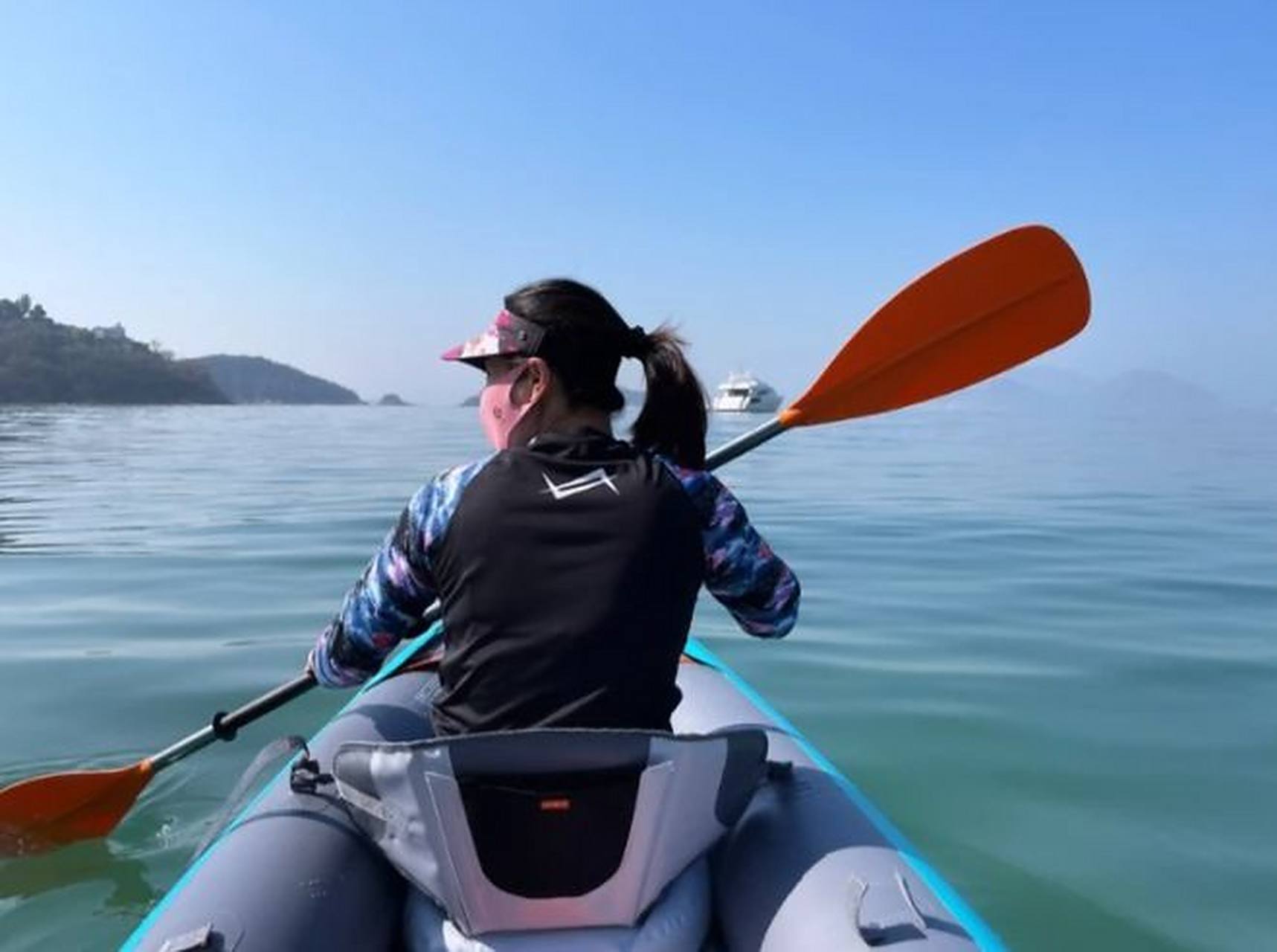 过年,霍启刚公开一张老婆的"背影杀",分享作为运动员的郭晶晶划船画面