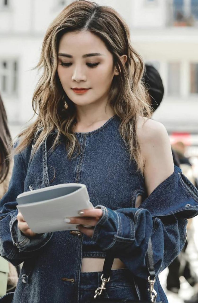 蔡卓妍巴黎时装周看秀造型曝光,整个一个酷飒的甜妹