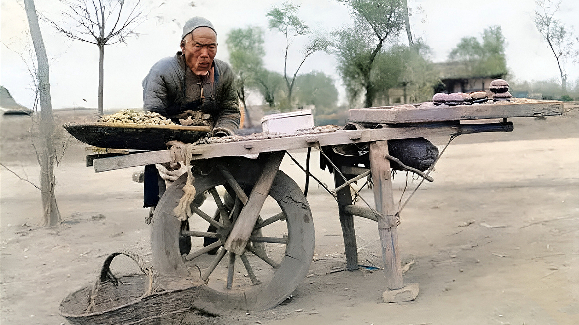 1905年,一位老人推著獨輪車在大街上賣