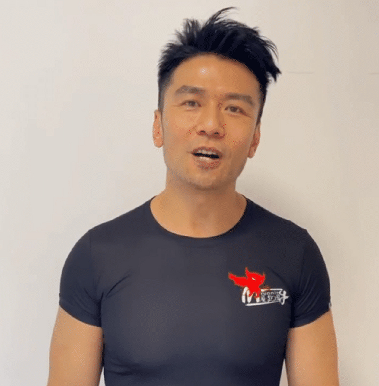 日,据港媒报道,资深男星唐文龙最近回到了内地工作,结束隔离的他分享