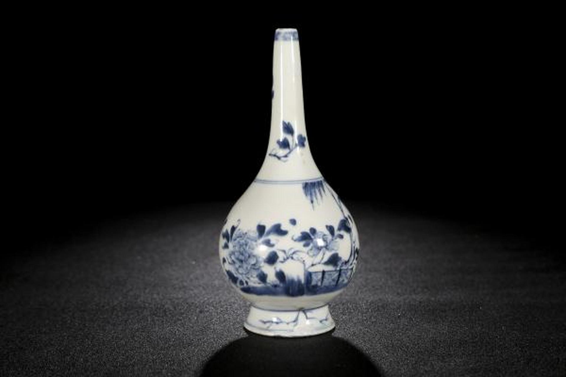 瓷器鉴赏# 此件清中早·青花花卉纹锥把瓶,口径1.1cm,高19.