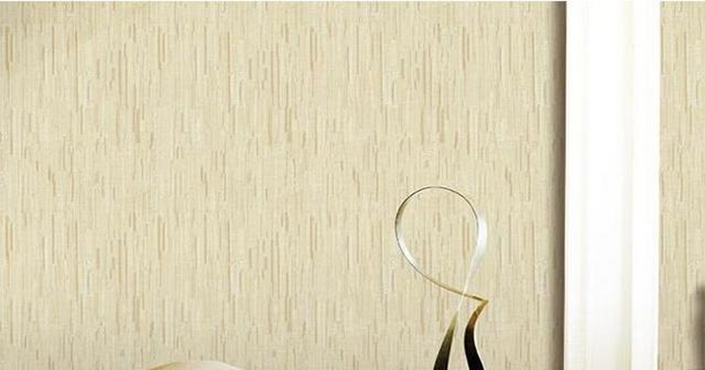 一个绿色的墙面装饰材料,壁纸本身不存在任何污染,所以它是相对于涂料