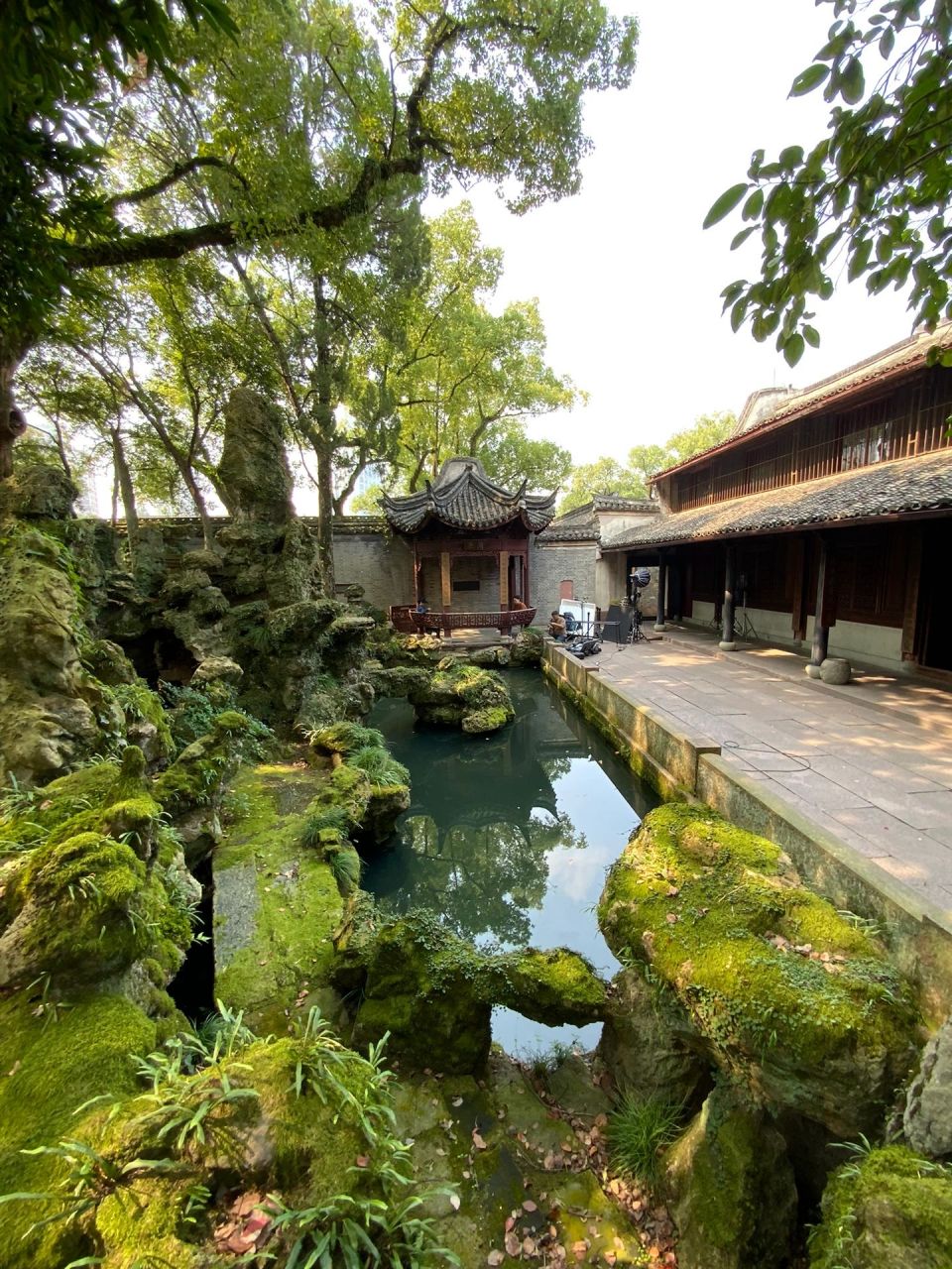 探访宁波天一阁 天一阁:位于浙江省宁波市海曙区,建于明嘉靖时期,由