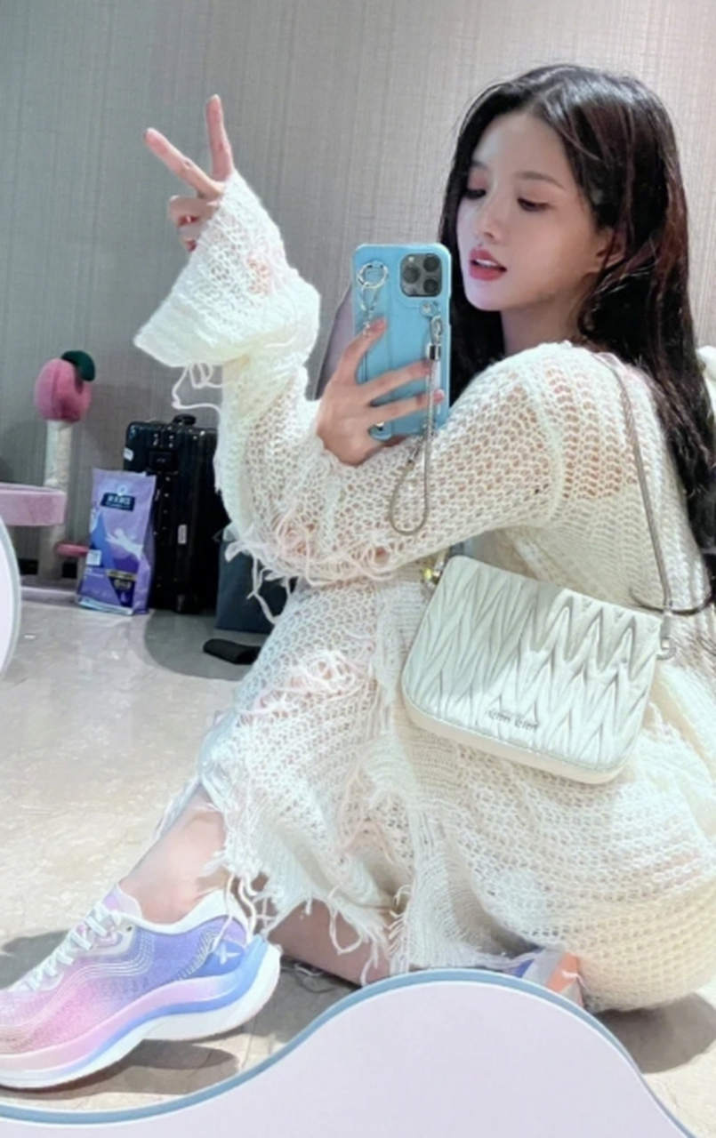 刘些宁的仙女针织裙穿搭 刘些宁的这组对镜自拍照实在是太美了!