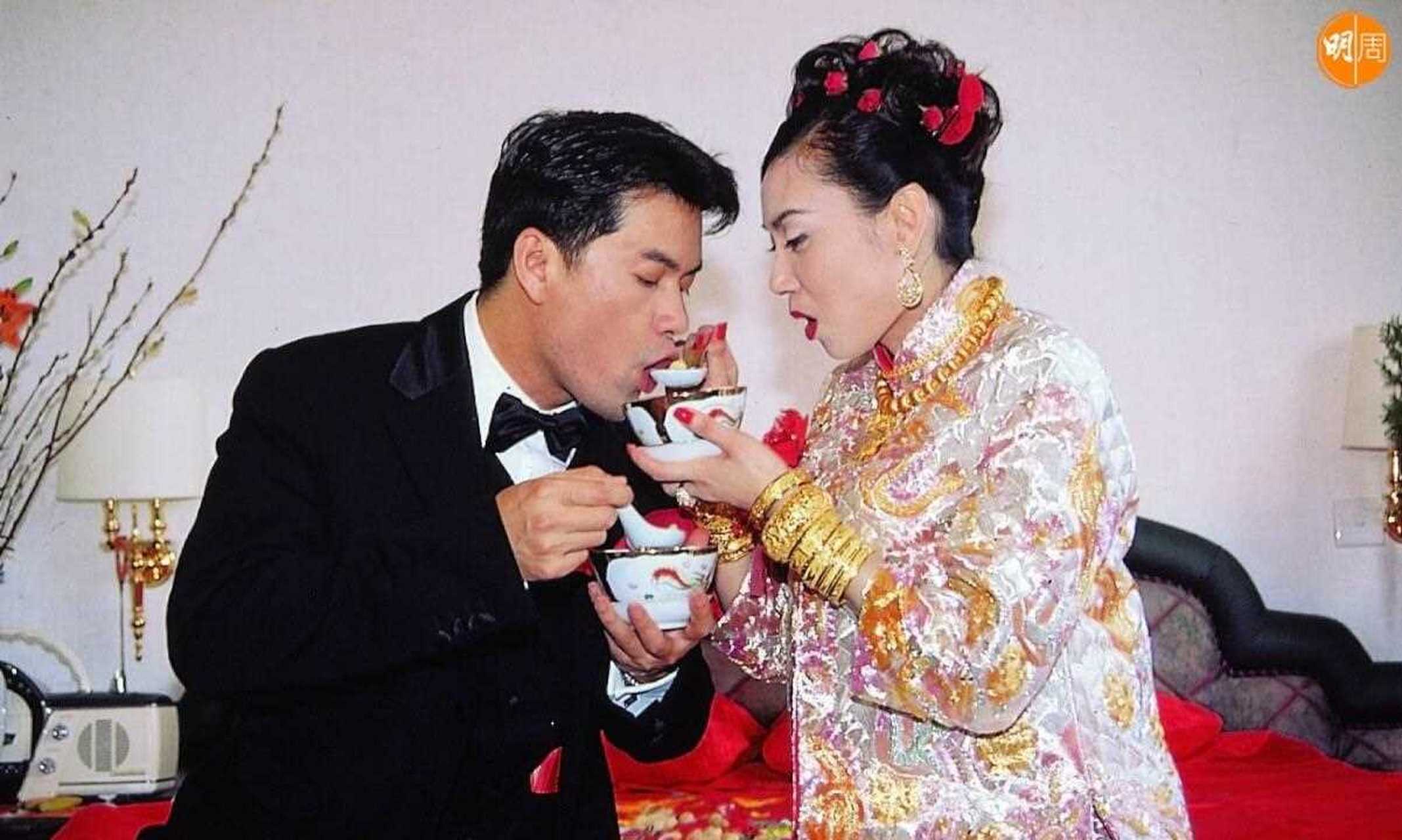 1996年1月25日,吕良伟和邝美云成婚,姊妹团有钟丽缇,陈淑兰和关淑怡