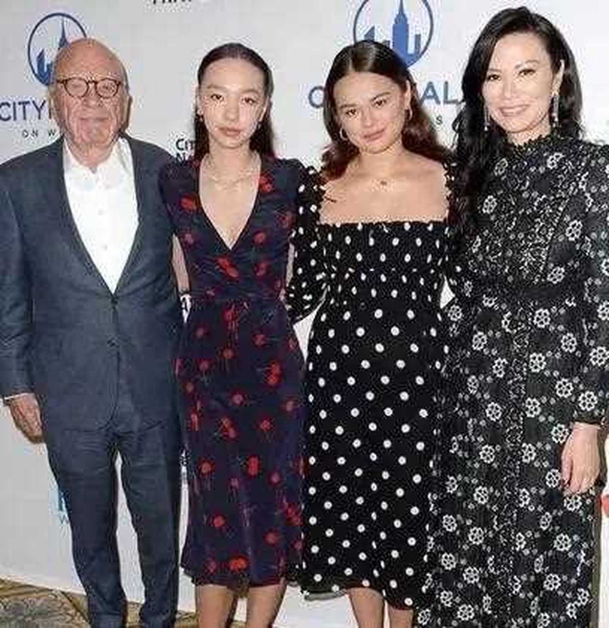 [呆 离婚后,邓文迪与她的两个女儿和她的前夫举行了一次聚会.
