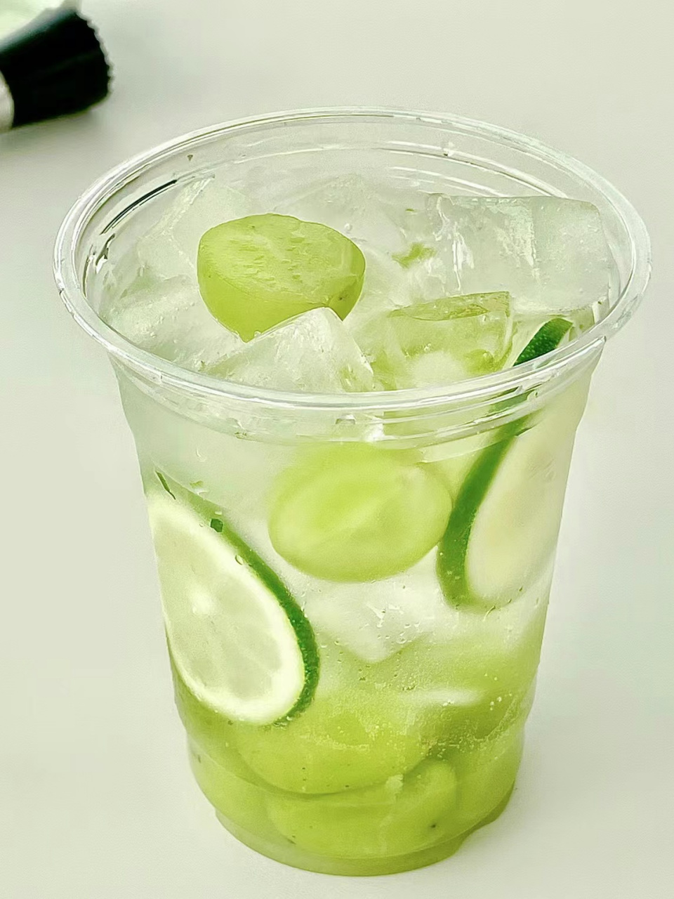 食材准备: 青提 青柠 糖浆 冰块 气泡水  做法 青提洗净,青柠表妹用