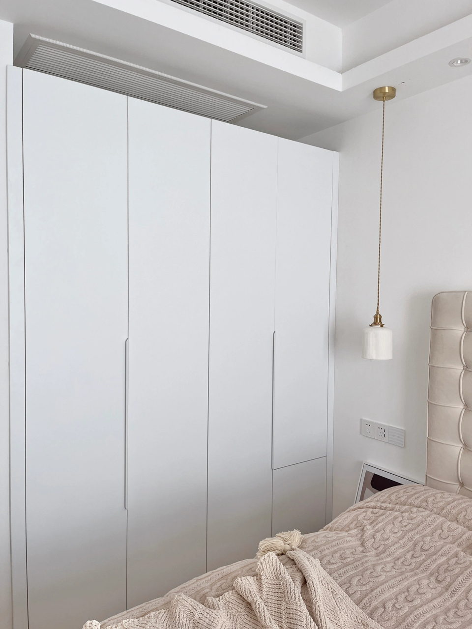 米主卧 没有背景墙也没装电视 邻居来我加参观后说 白色衣柜还配白色