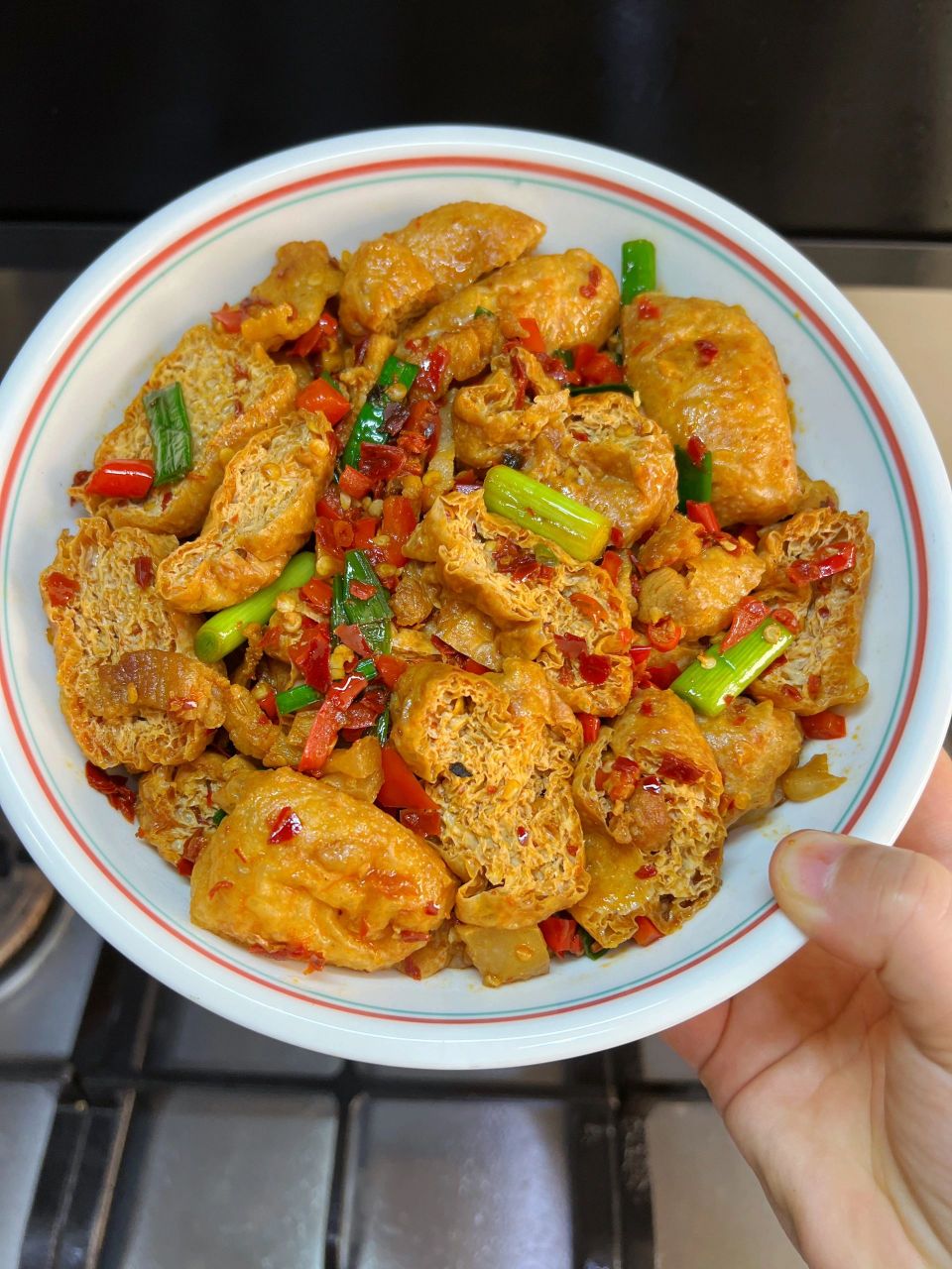 味道真的很不错,像家里的味道,和肉一起炒太美味啦~ 食材:猪肉,油豆腐