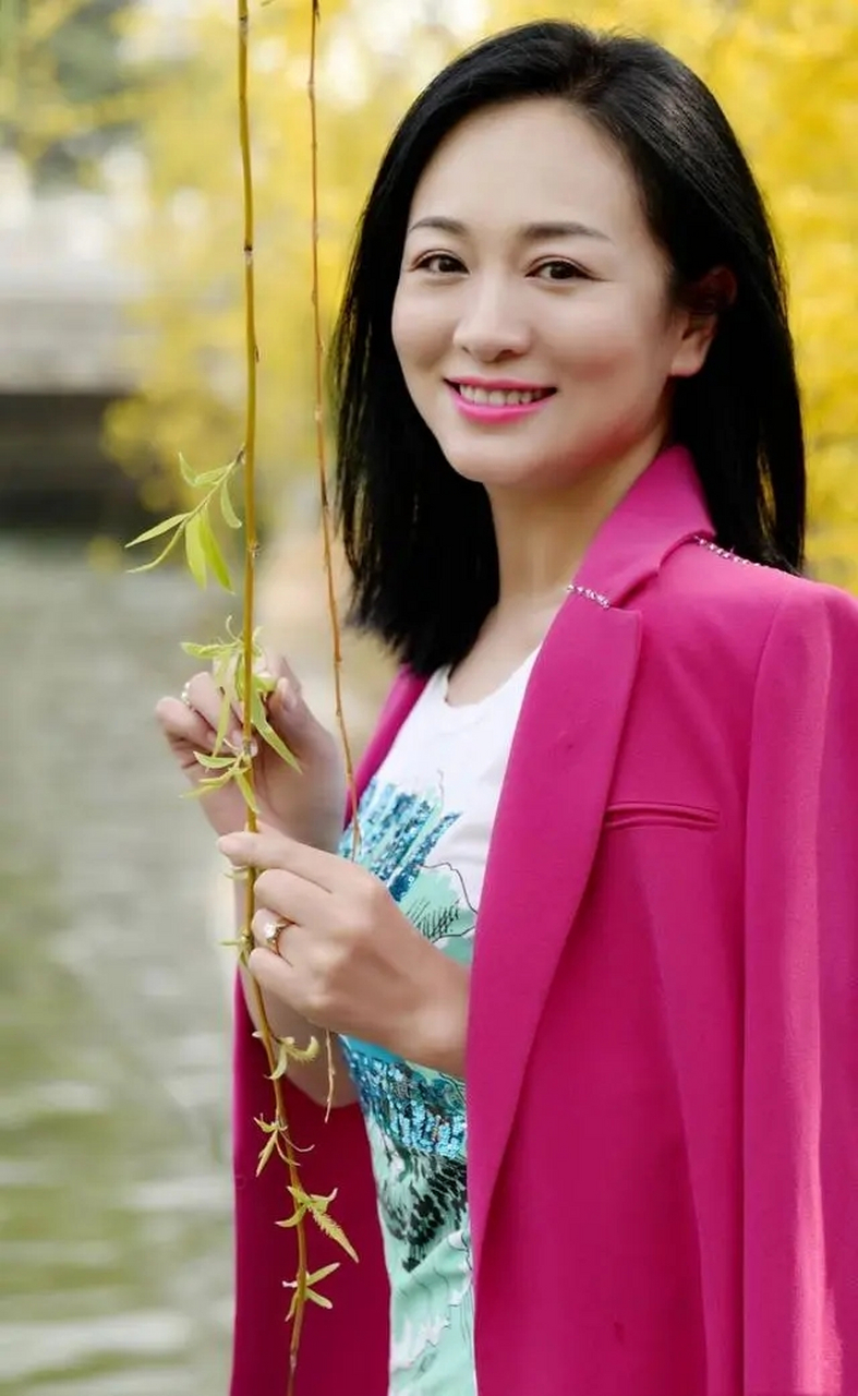 碧游仙子王慧娟老了依然那么美,穿奶奶装高雅贵气美不胜收