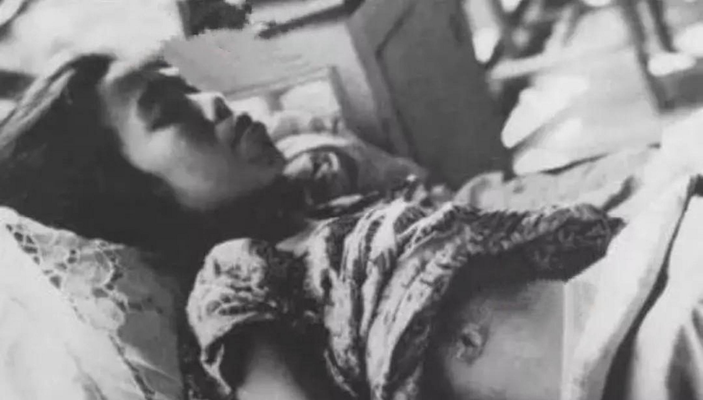 老照片# 看到这张照片感觉太惨了,肚子上的弹孔清晰可见,看似安详的