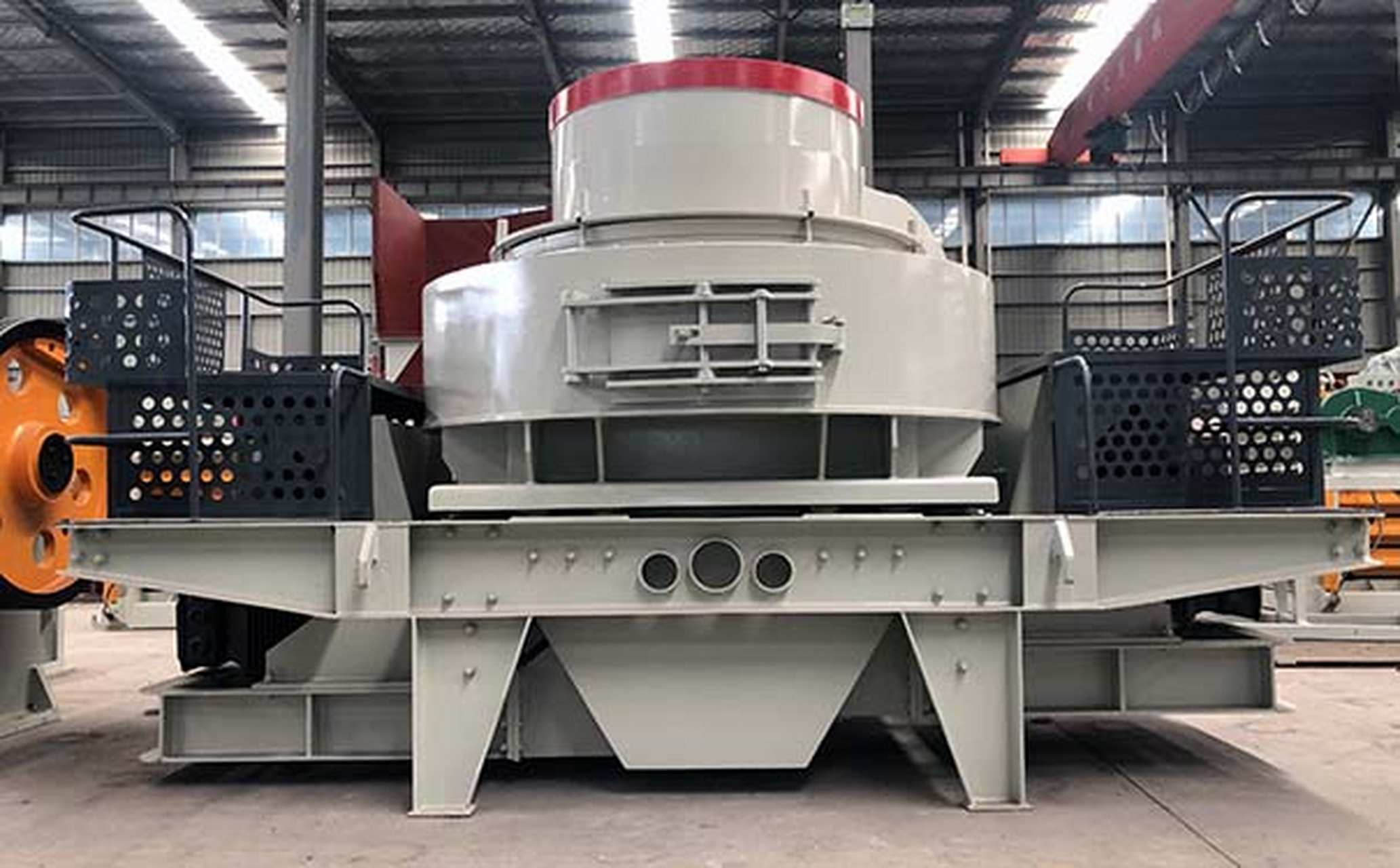 岩石是非常好的制砂原材料,岩石制砂机是用于对岩石进行破碎,整形的