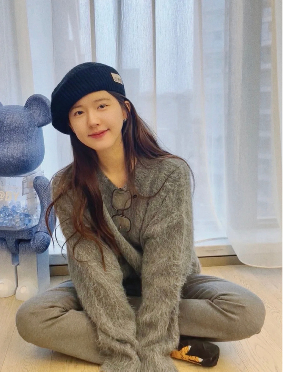 赵露思私服穿搭,休闲中透着温柔,鸡爪袜也太可爱了吧  #早春通勤穿搭