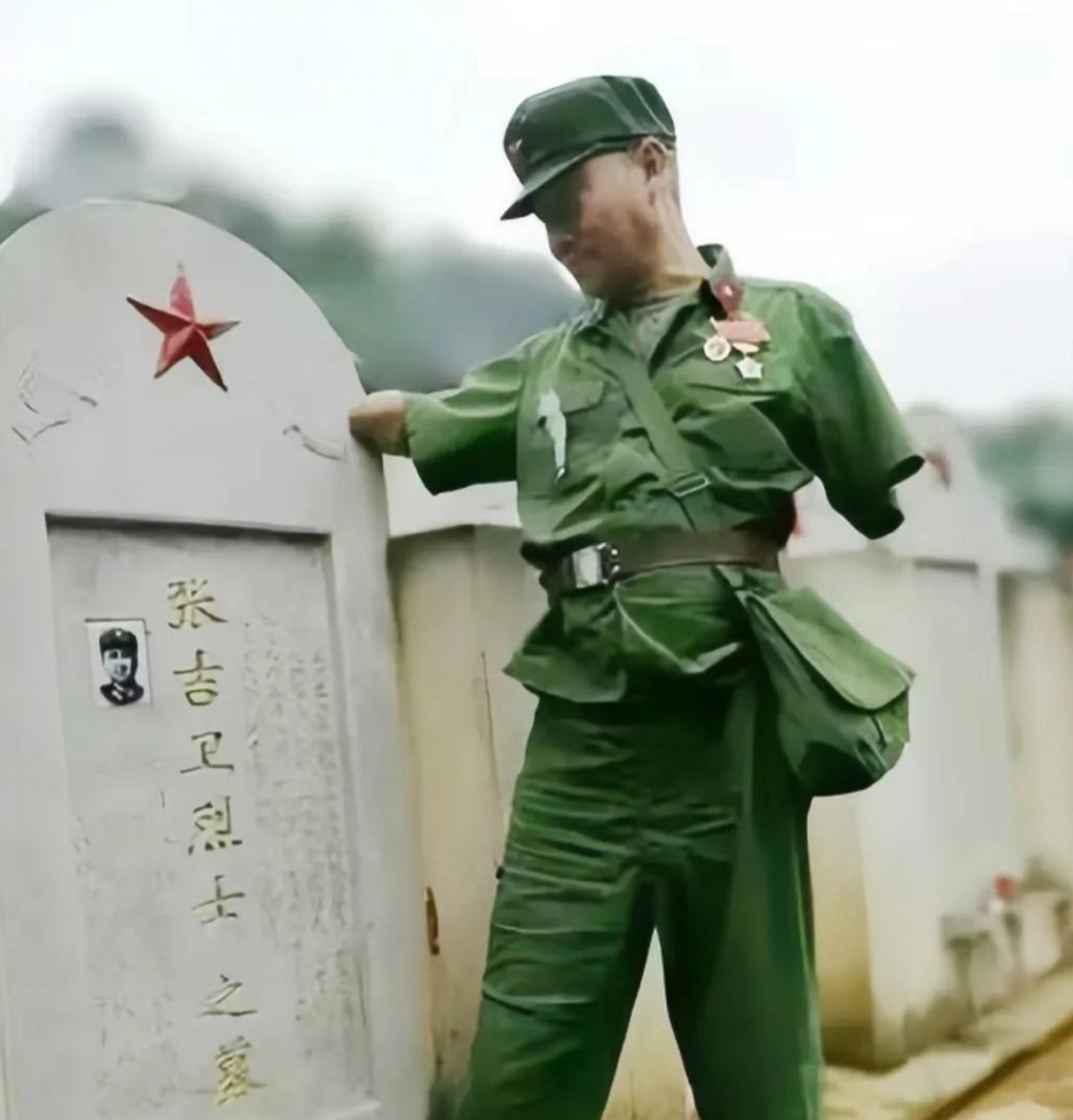 越战老兵身穿军装,前往烈士陵园缅怀兄弟,一脸肃穆让人尊敬!