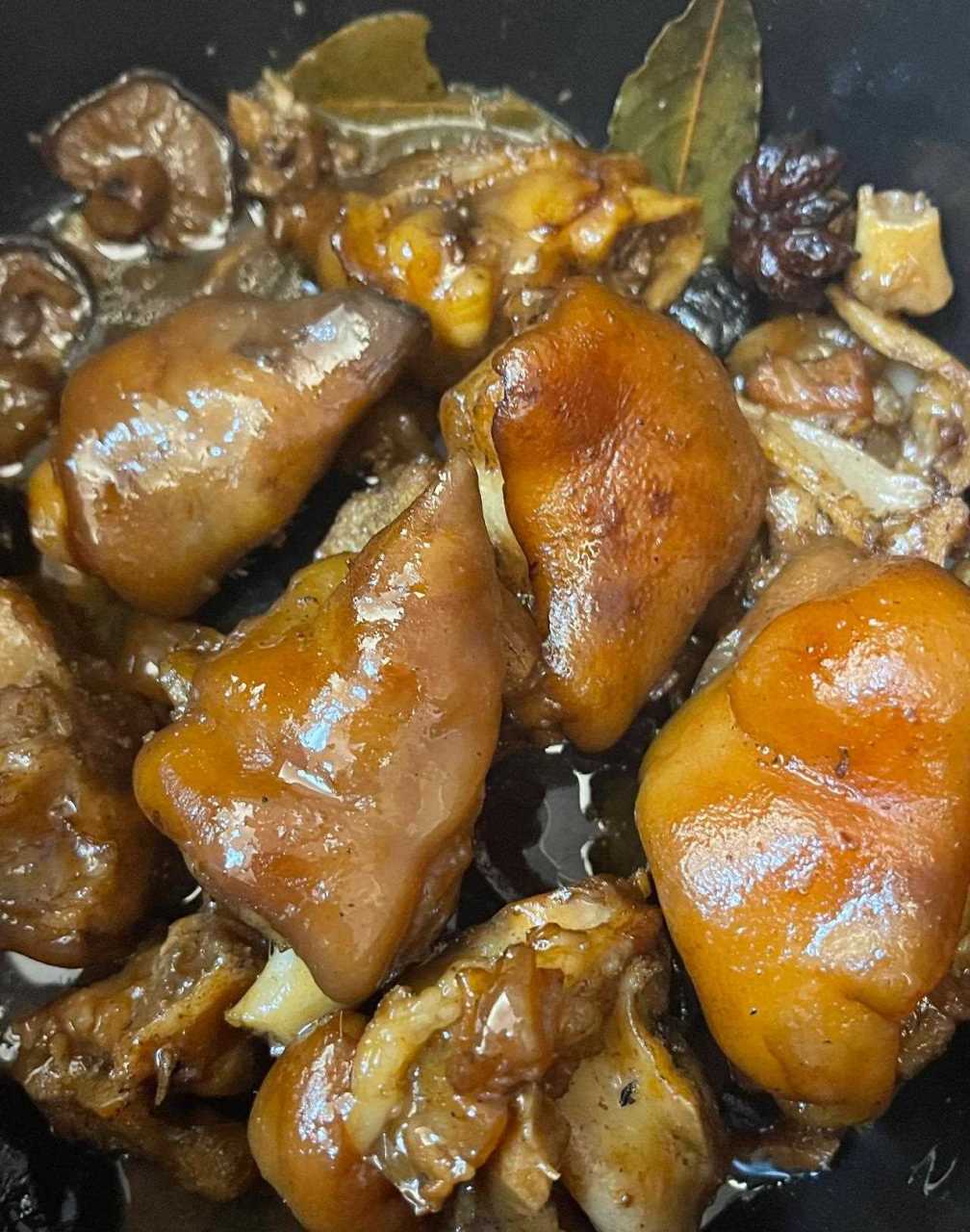 我们的午餐五香猪脚. 肥而不腻.