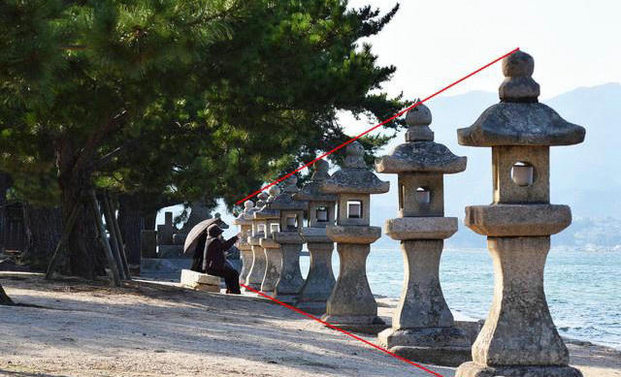延长线构图 这张照片是在日本的严岛神社拍摄的,两位老人悠闲的在海边