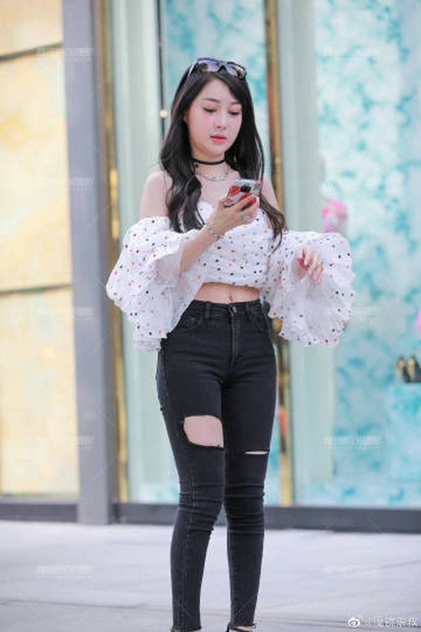 波点泡泡袖搭配破洞紧身裤,可爱俏皮,时髦还显手臂细.