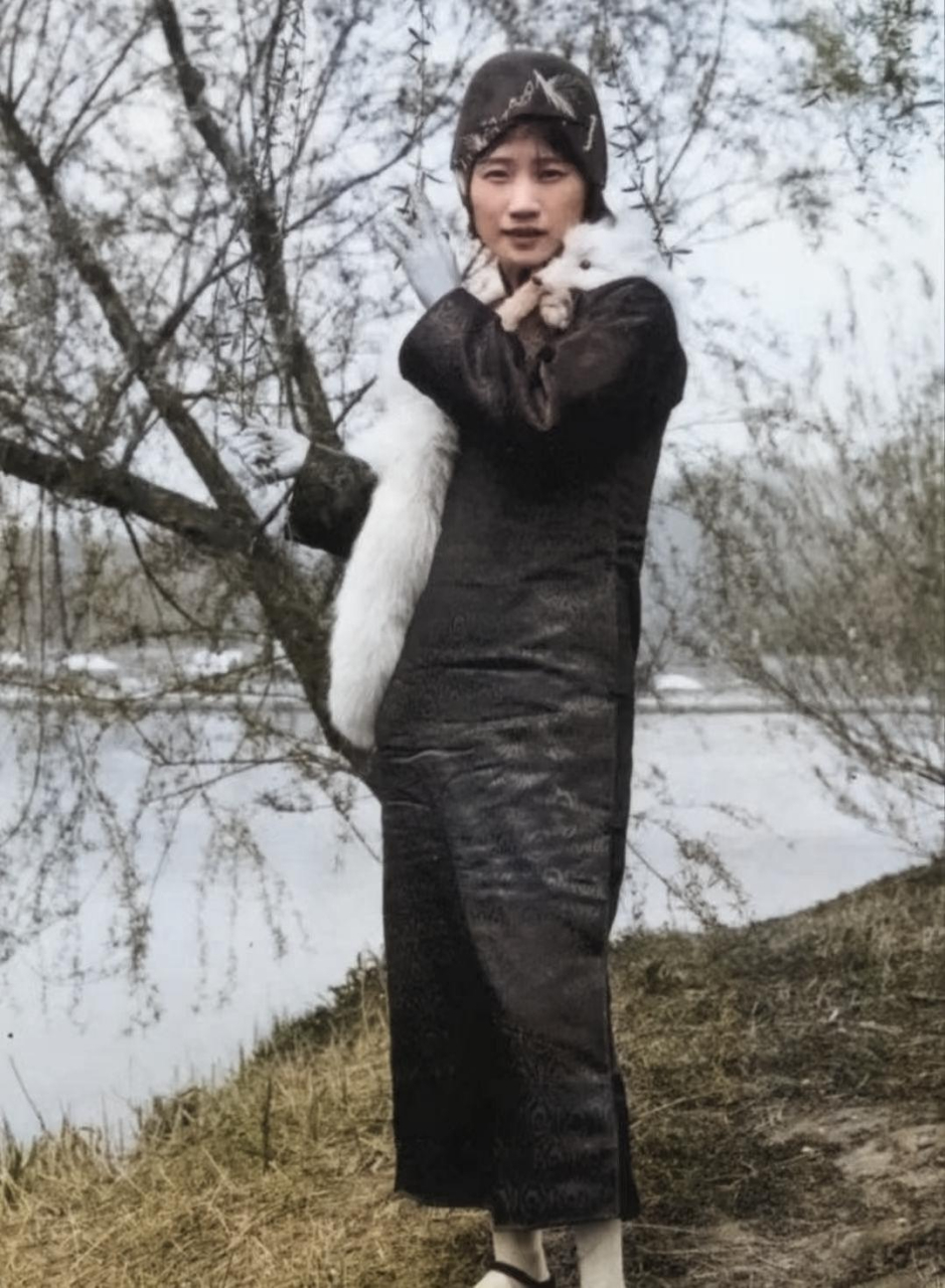 照片中的陆小曼身穿一身旗袍,围着一个狐裘,这一身打扮是非常时髦的