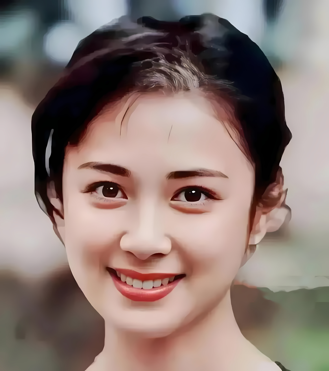 大眼睛,长长的睫毛,圆圆的脸蛋,雪白的皮肤.她真的很迷人.
