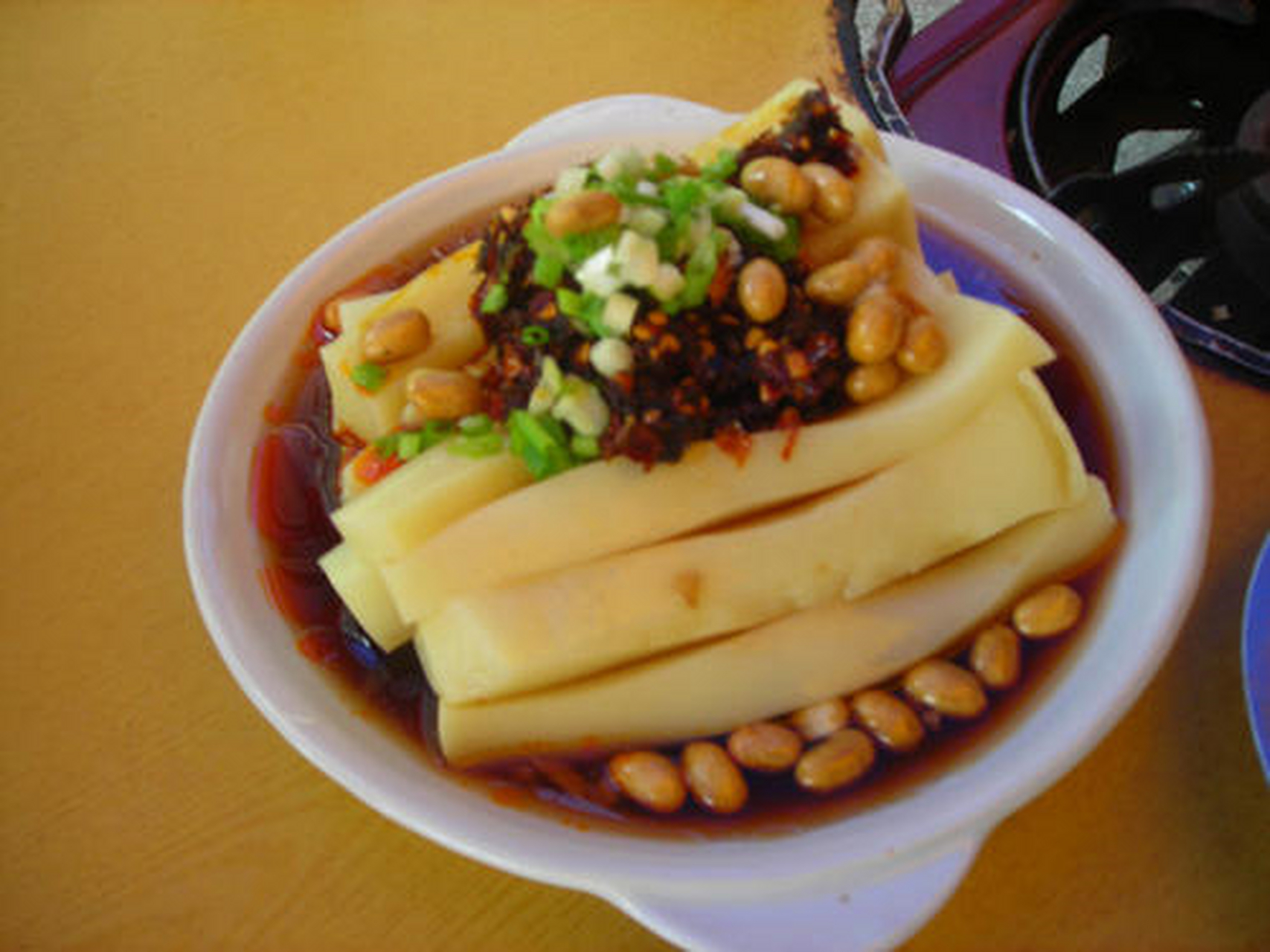 红油米豆腐,看了是不是以为这又是一道豆制品美食,这道美食是用大米磨